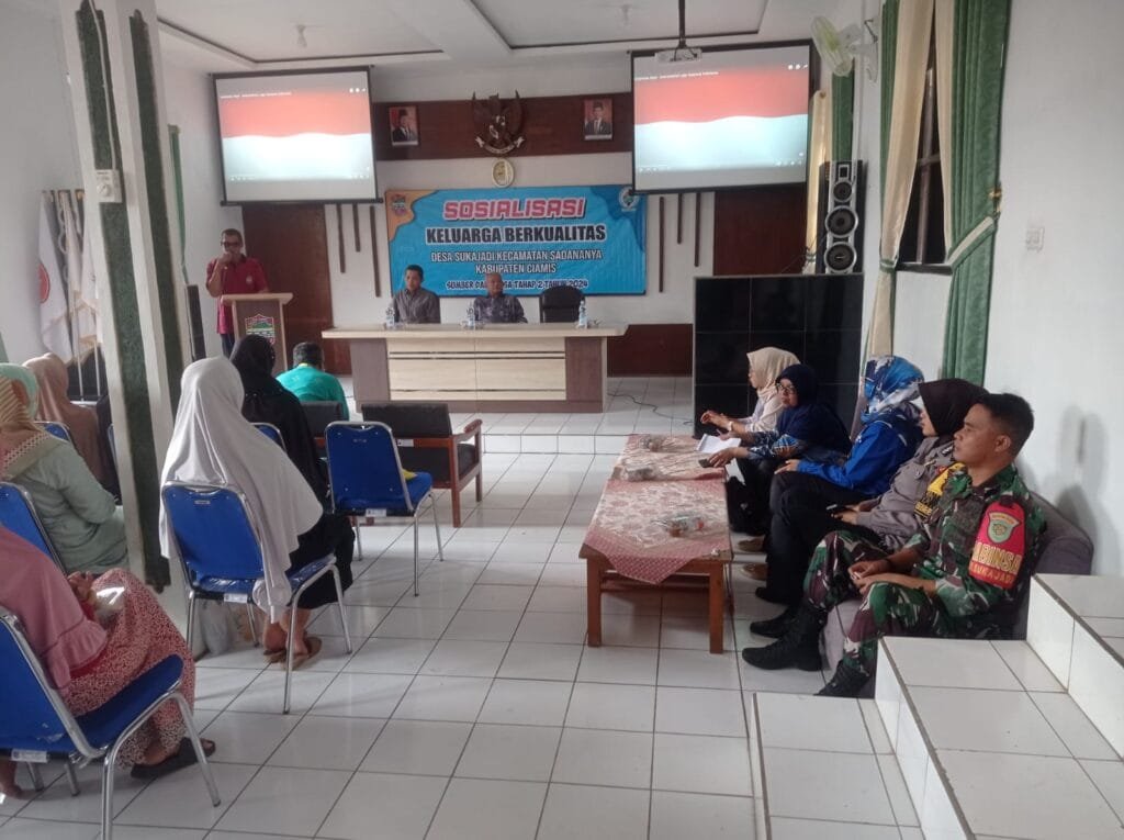 Cipkon, Polsek Ciamis Cooling System ke Warga Sukajadi Saat Sosialisasi Keluarga Berkualitas