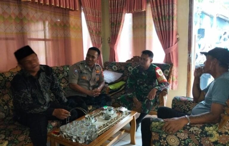 Soliditas TNI-Polri, Polsek dan Koramil Panjalu Cooling System ke Warga di Desa Cibeureum