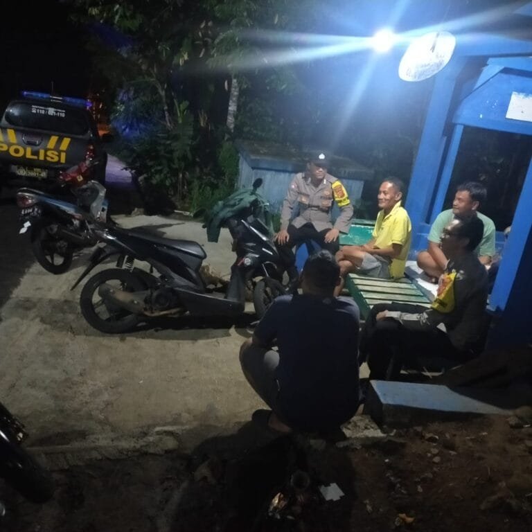 Humanis, Polsek Cipaku Polres Ciamis Patroli Dialogis ke Pemukiman Warga Saat Malam Hari