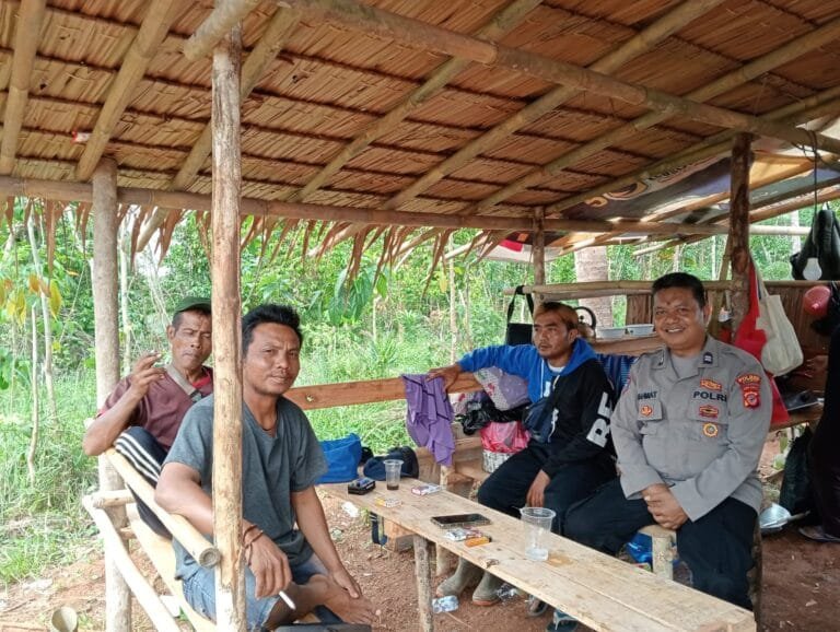 Jaga Persatuan dan Kesatuan Selama Nataru, Polsek Sukadana Cooling System ke Warga Ciparigi