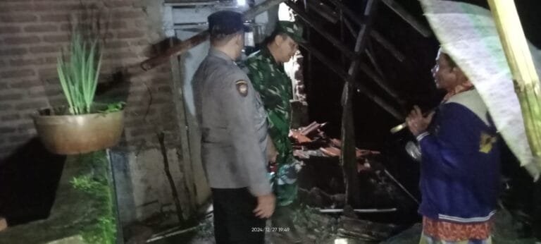 Personel Polsek Rancah Datangi TKP Bencana Tanah Longsor dan Gotong Royong Bareng Warga