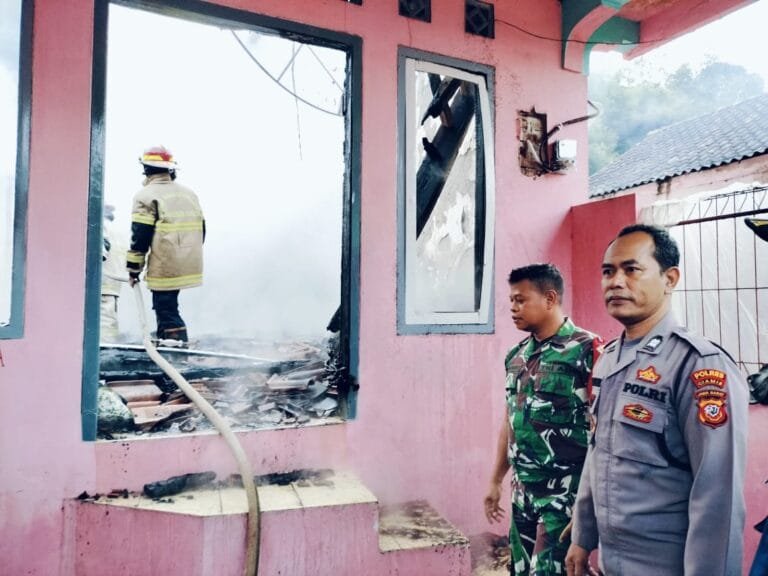 Polsek Cihaurbeuti Polres Ciamis Datangi TKP Kebakaran Rumah Warga di Desa Sukamaju