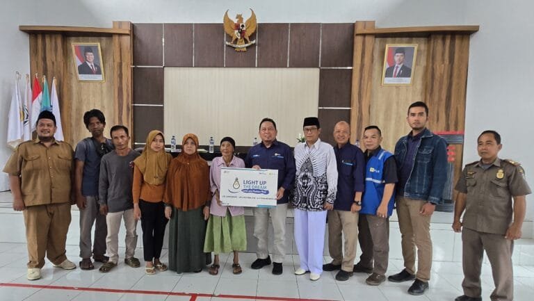 Sambut Natal dan Tahun Baru, PLN UP3 Tasikmalaya Terangi Desa Karyamukti Melalui Program Listrik Gratis “Light Up The Dream”