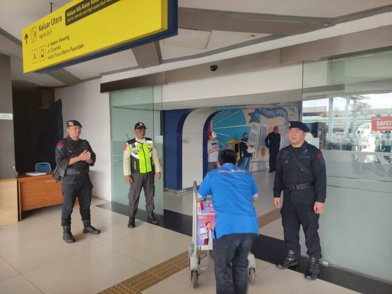 Pastikan Keamanan Di Stasiun Bandung Tetap Kondusif, Sat Brimob Polda Jabar Gencarkan Patroli