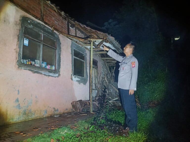 Humanis, Polsek Rancah Polres Ciamis Datangi TKP Atap Rumah Roboh Dihantam Hujan Deras