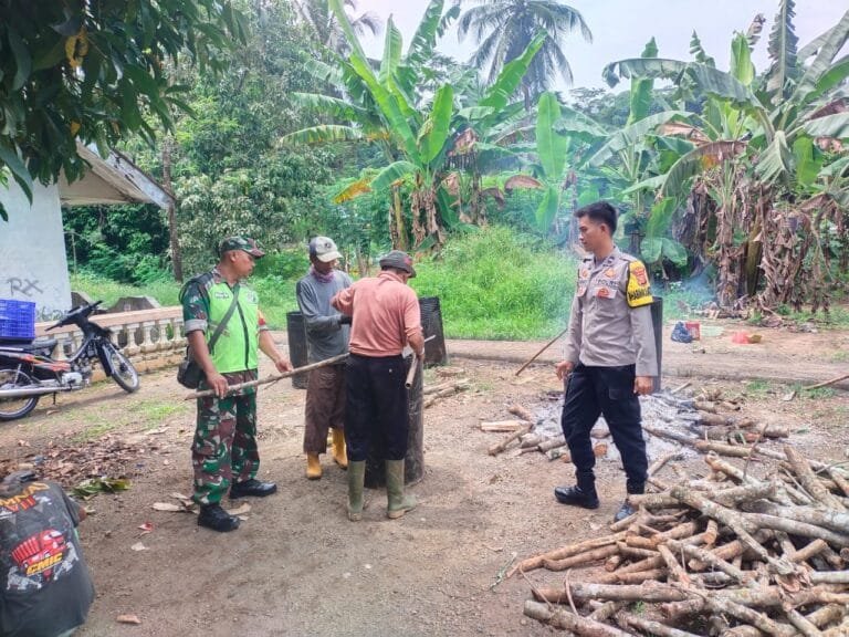 Humanis, Polsek Cisaga Polres Ciamis Monitoring Pelaburan Aspal dan Pasir di Jalan Dusun Sukajaya