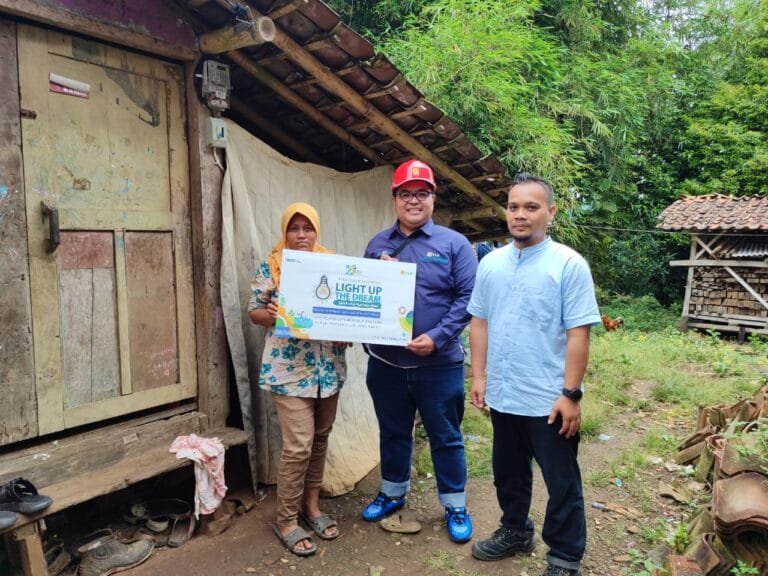 PLN UP3 Tasikmalaya Terangi Harapan Melalui Program “Light Up The Dream “ Untuk 28 Pelanggan Menjelang Natal dan Tahun Baru