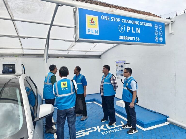 Direktur Legal and Human Capital (LHC) PLN Tinjau SPKLU Jabarano dan One Stop Charging Surapati Bandung: Pelanggan Puas dengan Layanan dan Infrastruktur PLN