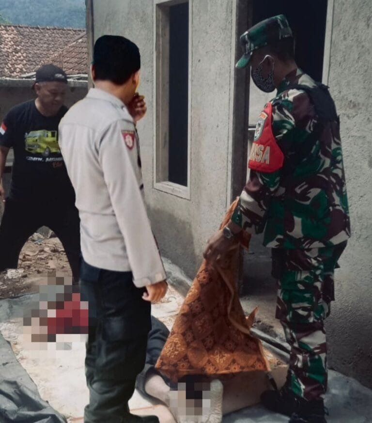 Polsek Cisewu Evakuasi Korban Jatuh ke Sumur