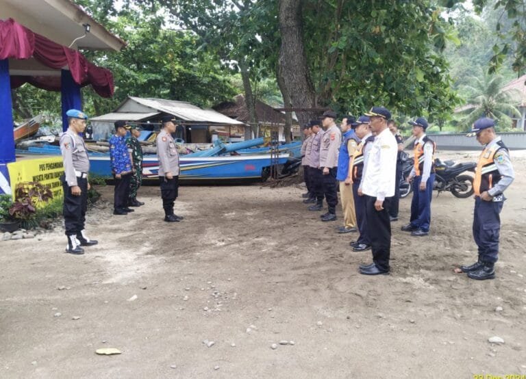 Polsek Caringin Bersama Jajaran Giat Pengamanan Di Pos Pam pantai Rancabuaya, Dalam Ops Lilin Lodaya 2024-2025.