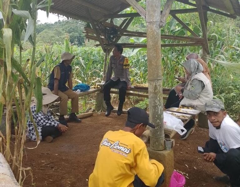 Bhabinkamtibmas Desa Ciomas Sambangi Kelompok Tani, Dorong Ketahanan Pangan dan Waspadai Ancaman Sosial