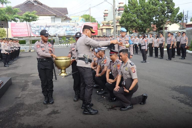 Kapolres Pimpin Korps Raport Kenaikan Pangkat dan Beri Penghargaan Pengabdian ke 5 Purnawirawan