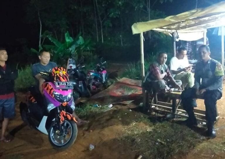 Humanis, Polsek Cipaku Polres Ciamis Patroli Dialogis ke Pemukiman Warga Saat Malam Hari