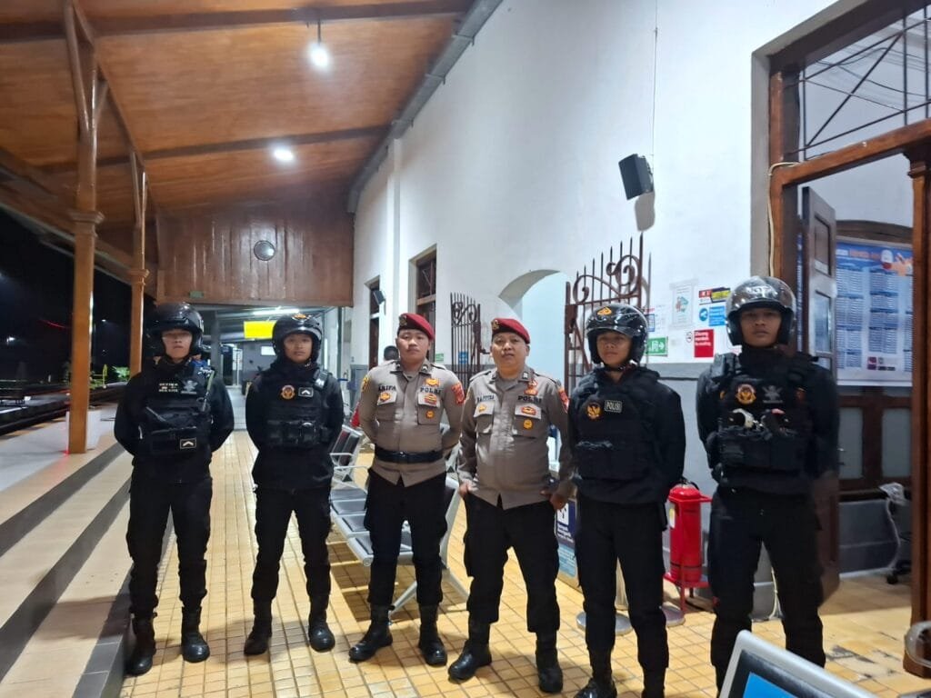Polres Ciamis Gelar Patroli Dialogis di Stasiun Ciamis untuk Dukung Arus Balik Operasi Lilin Lodaya 2024