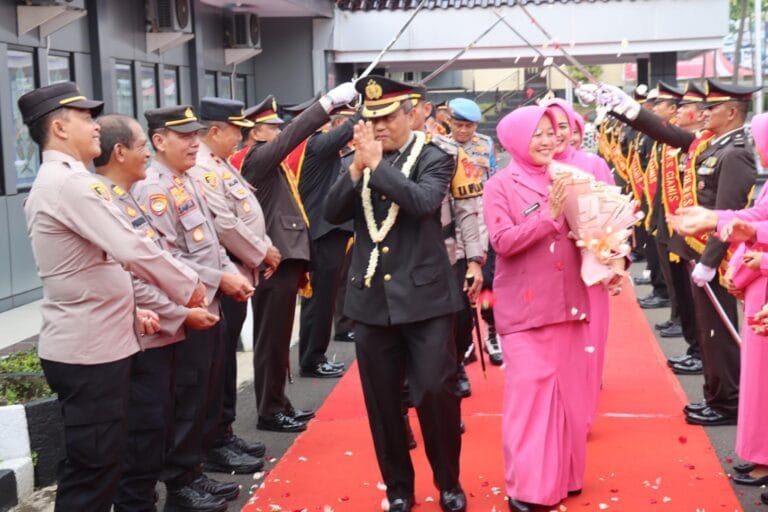Kapolres Ciamis Lepas Lima Anggota yang Purna Tugas