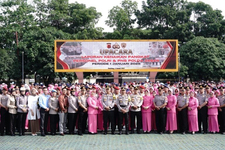 KAPOLDA JABAR PIMPIN UPACARA KENAIKAN PANGKAT ANGGOTA POLRI DAN ASN POLRI