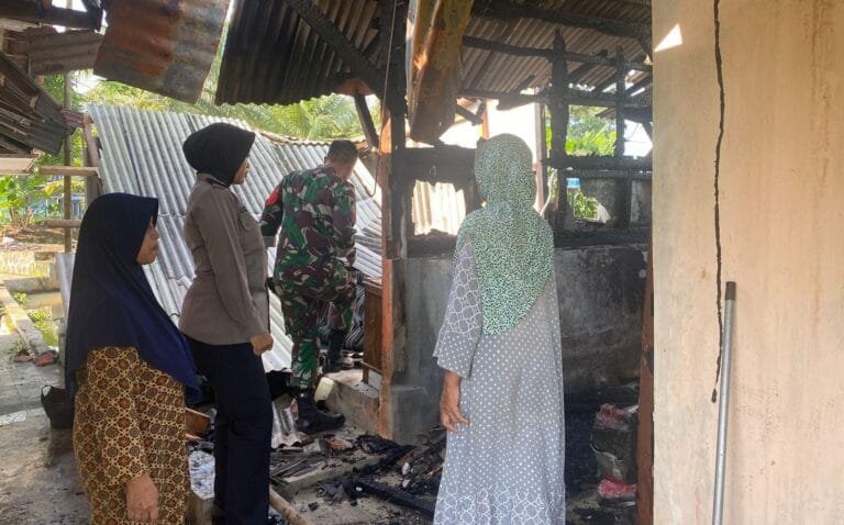 Polsek Ciamis Polres Ciamis Datangi TKP Kebakaran Rumah Warga di Desa Sukajadi