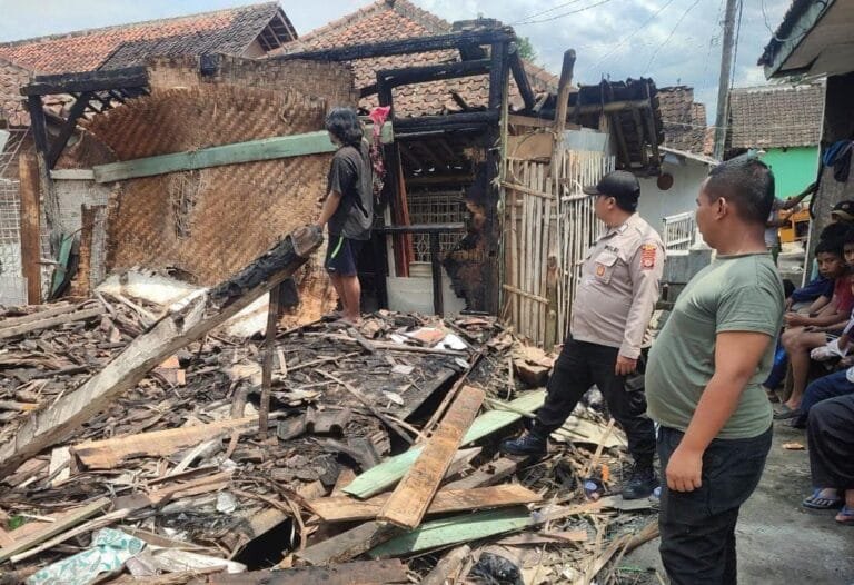 Polsek Leles Evakuasi Kebakaran Rumah Panggung di Desa Cipancar