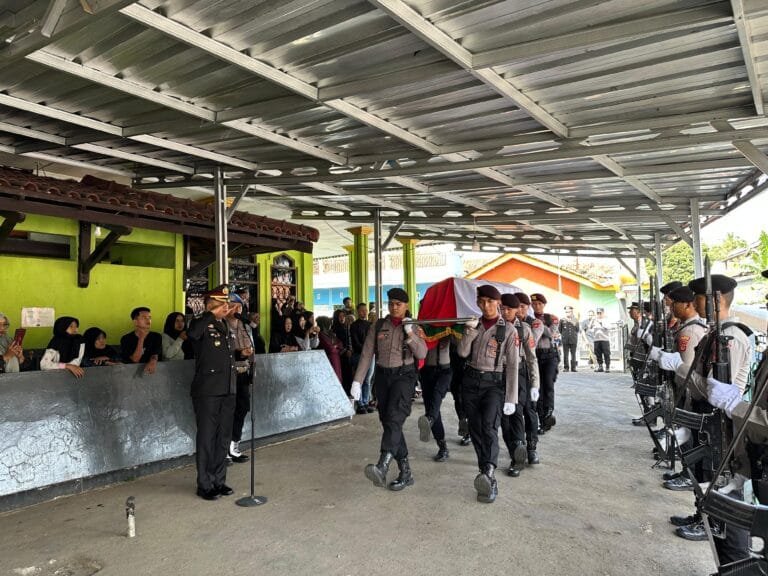Kapolres Tasikmalaya Kota Pimpin Upacara Pemakaman Aipda Anumerta Anditia,Bhabinkamtibmas Polsek Pagerageung Yang Meninggal Laka Laut di Pangandaran