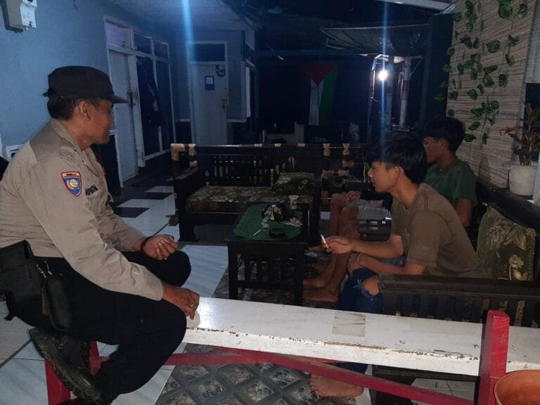 Perkuat Sinergitas, Satuan Samapta Polres Ciamis Beri Binluh ke Warga Saat Ngeronda Malam