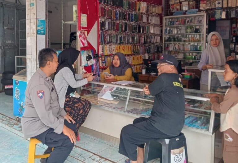 Polsek Sukadana Polres Ciamis Datangi Warga di Pasar Ciparigi Beri Imbauan Kamtibmas