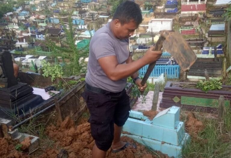 Melihat Lagi Pengabdian Bripka Joko, Polisi yang Sukarela Jadi Tukang Gali Kubur