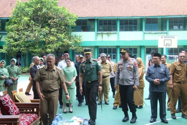 Dandim 0612/Tasikmalaya Bersama Forkopimda Tinjau Program Makan Sehat Bergizi Gratis di SMPN 2 Tasikmalaya