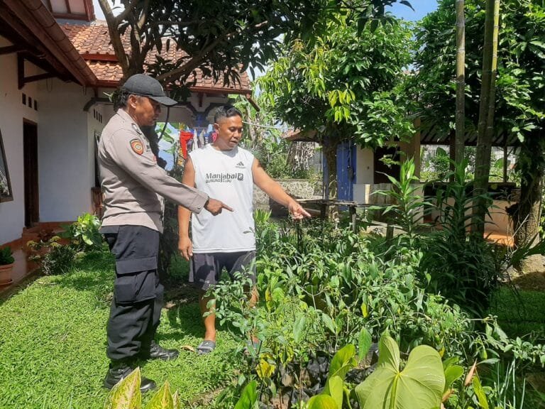 Dukung Asta Cita Presiden RI, Polsek Cikoneng Ajak Warga Buat Pekarangan Rumah Jadi Produktif
