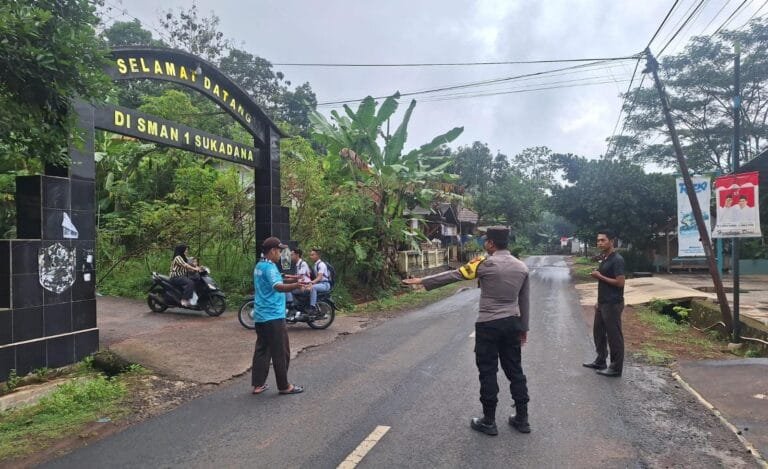 Pelayanan Masyarakat, Polsek Sukadana Polres Ciamis Bantu Anak Menyebrang di Area Sekolah
