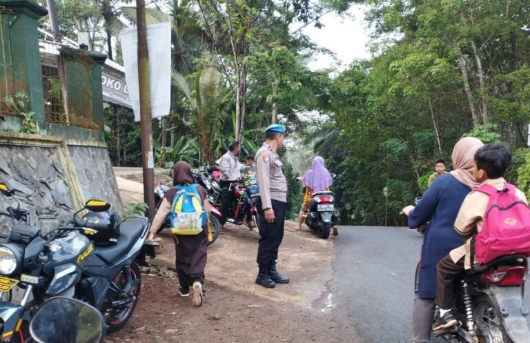 Pelayanan Masyarakat, Polsek Sukadana Polres Ciamis Bantu Anak Menyebrang di Area Sekolah