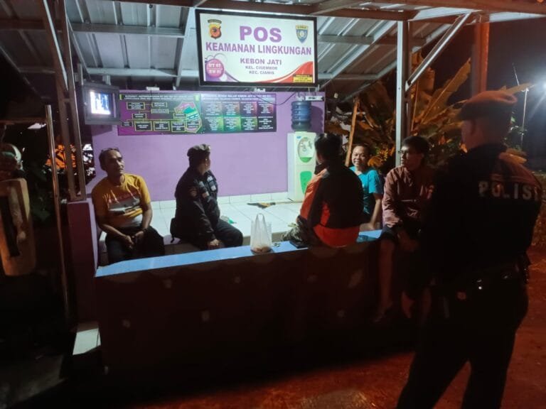 Perkuat Sinergitas, Satuan Samapta Polres Ciamis Beri Binluh ke Warga Saat Ngeronda Malam