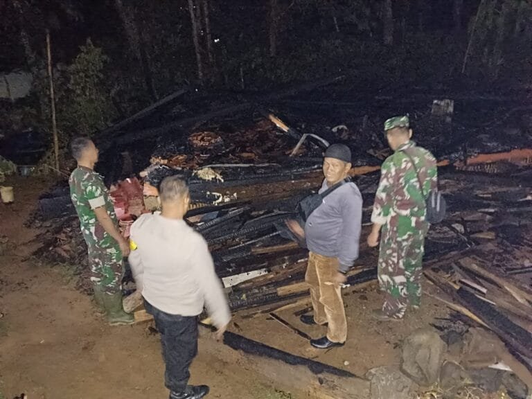 Polsek Rajadesa Polres Ciamis Datangi TKP Kebakaran Rumah Panggung di Desa Sirnabaya