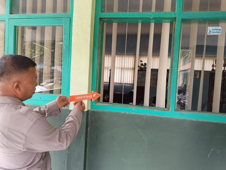 Polsek Rajadesa Polres Ciamis Datangi TKP Curat Di Sebuah Sekolah Desa Tigaherang