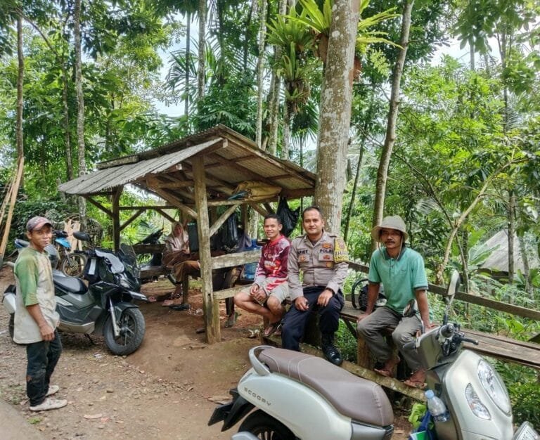 Bhabinkamtibmas Desa Nasol Laksanakan Sambang, Masyarakat Sambut Positif Upaya Harkamtibmas