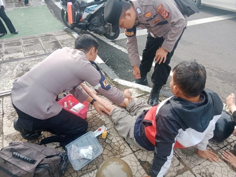 Sigap, Dokkes Polres Ciamis Beri Penanganan Medis ke Korban Laka Lantas di Jalan Raya