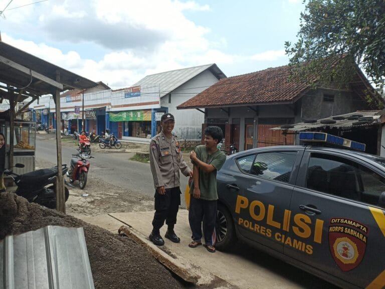 Berikan Rasa Nyaman, Polsek Kawali Polres Ciamis Patroli Dialogis di Siang Hari