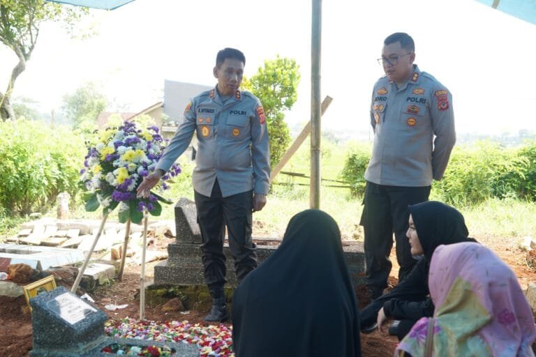 Kapolda Jabar Ziarah dan Kunjungi Rumah Duka Aipda Anumerta Anditia, Pahlawan Kemanusiaan yang Gugur Saat Bertugas