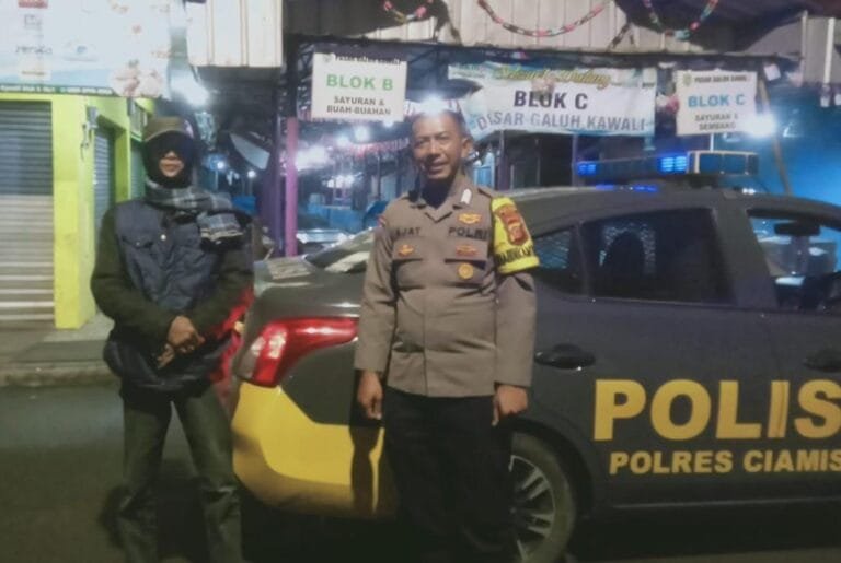 Berikan Rasa Aman, Personel Polsek Kawali Polres Ciamis Patroli Dialogis di Malam Hari