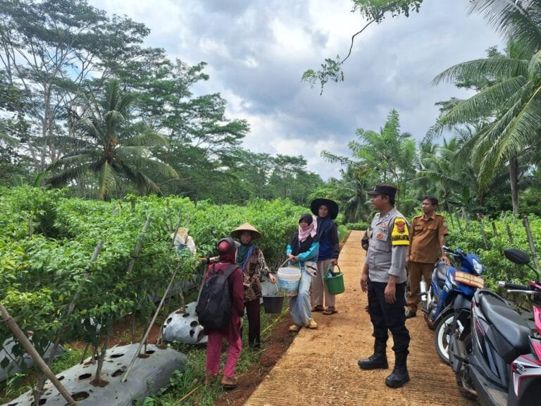 Dukung Asta Cita Presiden RI, Polsek Sukadana Ajak Warga Salakaria Buat Lahan Produktif