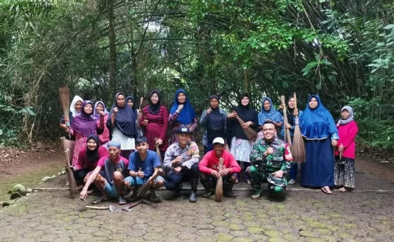 Humanis, Anggota Polsek Cikoneng Polres Ciamis Bersih-Bersih Bareng Warga di Makam Raja Galuh