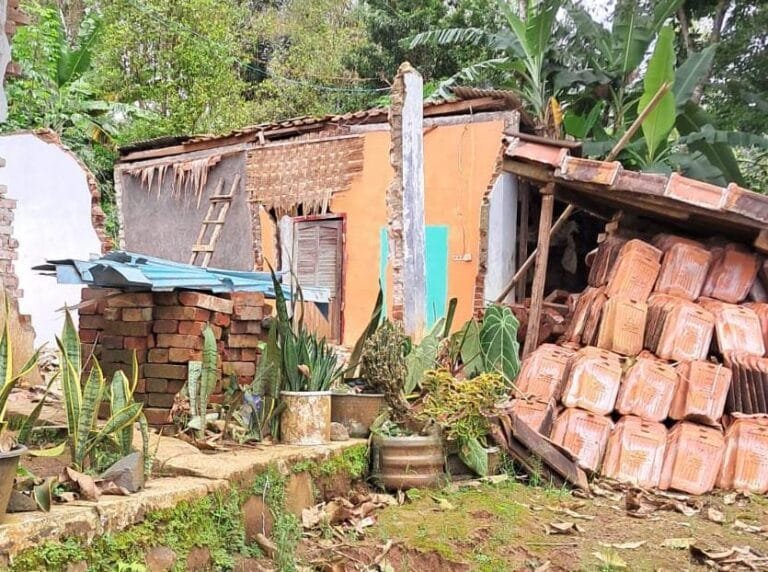 Mirisss!!! Belum dapat Bantuan, Satu KK Tidur di Emper Tetangga,Pasca Bencana