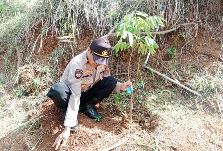 Jaga Keasrian Alam, Polsek Sukadana Ikut Bareng Warga Tanam Pohon dan Bersihkan Lingkungan