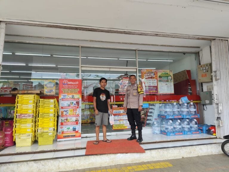 Berikan Rasa Nyaman, Dua Anggota Polsek Kawali Polres Ciamis Patroli Dialogis di Siang Hari