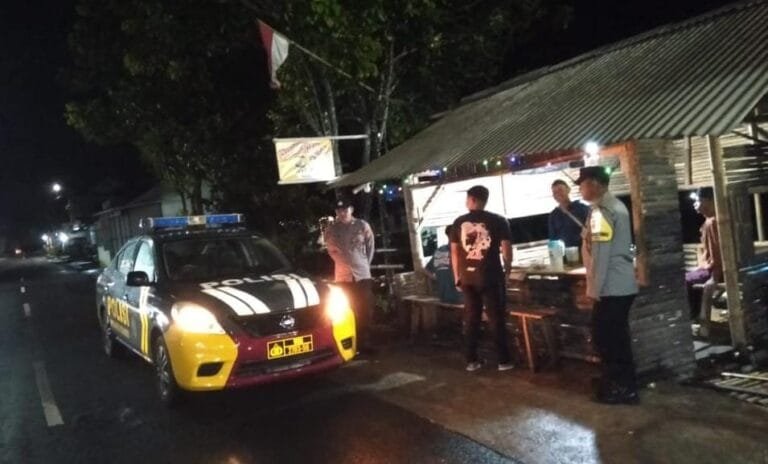 Berikan Rasa Aman, Personel Polsek Kawali Polres Ciamis Patroli Dialogis di Malam Hari