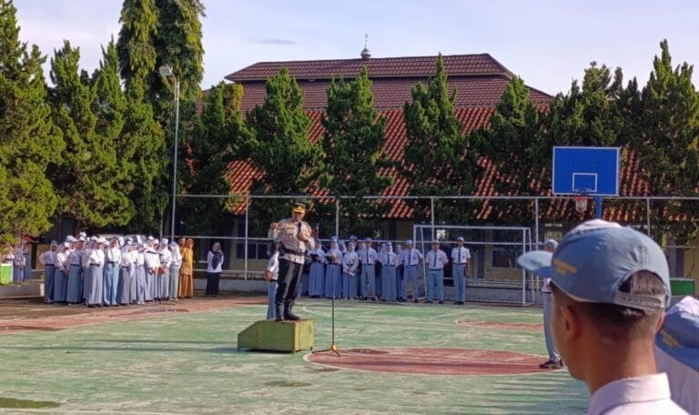 Humanis, Kapolsek Cikoneng Datang ke SMAN 1 Sindangkasih Beri Pembinaan Saat Upacara Bendera