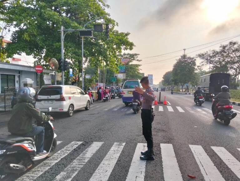 Pelayanan Masyarakat, Samapta Polres Ciamis Bersiaga di Daerah Rawan Kemacetan Saat Pagi
