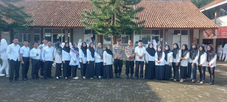 Humanis, Kapolsek Cijeungjing Datang ke SMK Taruna Bangsa Jadi Inspektur Upacara Bendera