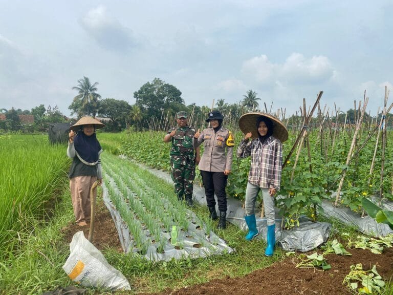 Bhabinkamtibmas Desa Mekarjadi Dukung Program ASTA CITA di Bidang Ketahanan Pangan
