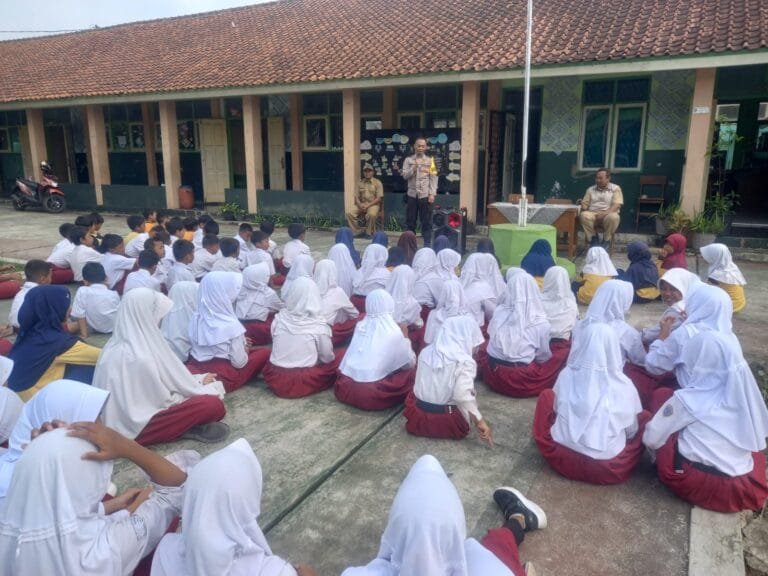 Penyuluhan Tentang Bahaya Bullying oleh Bhabinkamtibmas dan Babinsa di SDN 01 Imbanagara