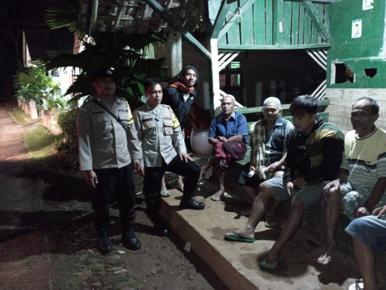 Berikan Rasa Aman, Personel Polsek Kawali Polres Ciamis Patroli Dialogis di Malam Hari